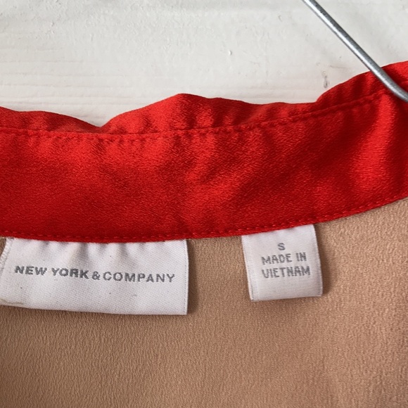 New York and company tan beige orange red button front long sleeve blouse top - Picture 12 of 17